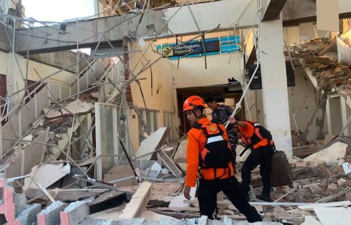Asciende a 47 la cifra de muertos por el terremoto en Indonesia