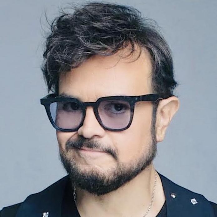Aleks Syntek se aleja de México tras concierto de reclamos: “Alejarme significa salvación mental y espiritual”