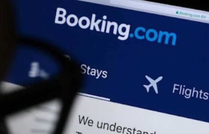 Justicia rusa multa a Booking con $70.000 por propaganda LGBT