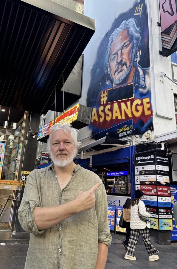 El periodista Julian Assange anuncia su regreso a la esfera pública
