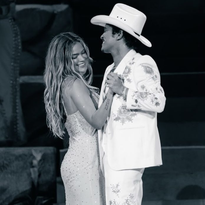 Karol G y Bruno Mars llevan “Still” al escenario del SoFi Stadium