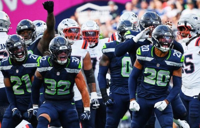 Seattle abre la temporada con triunfo sobre Nueva Inglaterra; Maye lanza tres intercepciones