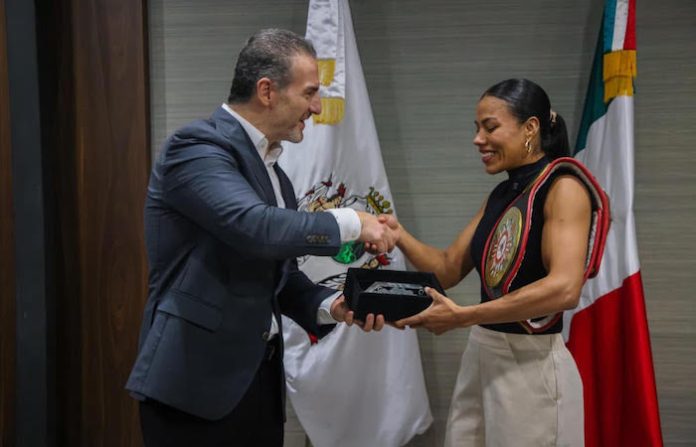 Adrián de la Garza reconoce trayectoria de la boxeadora regiomontana “Tormenta” Rodríguez