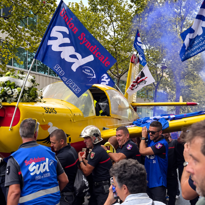 Bomberos protestan frente a la Torre Eiffel para exigir mejores condiciones del servicio