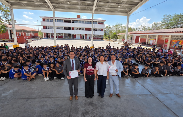 Brenda Velázquez lleva programa de prevención del delito a secundaria de Escobedo