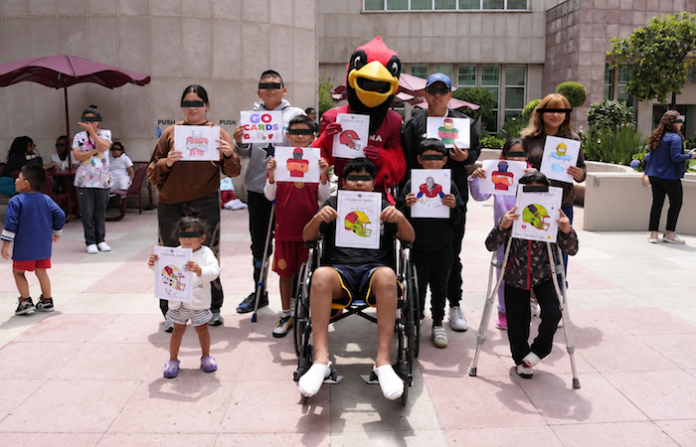 Arizona Cardinals llevan a Big Red a Shriners Children’s México para convivir con pacientes