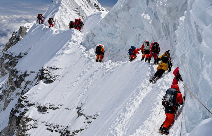 Nepal estudia vetar el ascenso al Everest a alpinistas sin experiencia previa