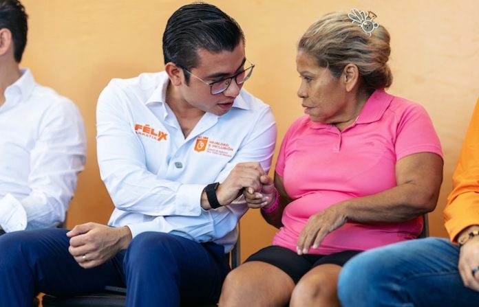 Félix Arratia entrega más de 400 tarjetas de “Ayudamos a las Mujeres” en Monterrey
