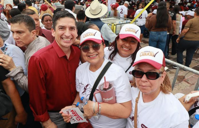 Felipe Cantú se aparta de los espacios reservados y convive con asistentes al evento de Sheinbaum