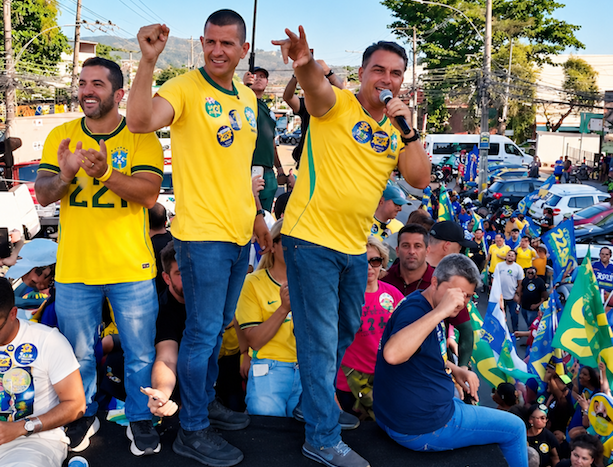 Desfile de motos para apoyar a Flávio Bolsonaro en periferia de Río de Janeiro