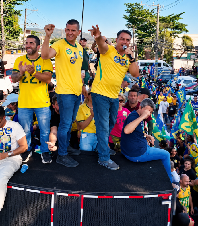 Desfile de motos para apoyar a Flávio Bolsonaro en periferia de Río de Janeiro