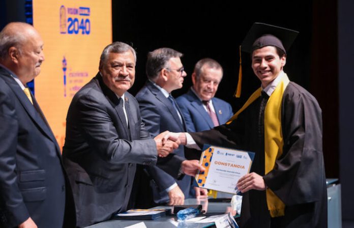Casi 500 jóvenes concluyen su carrera con apoyo de becas de la Fundación UANL