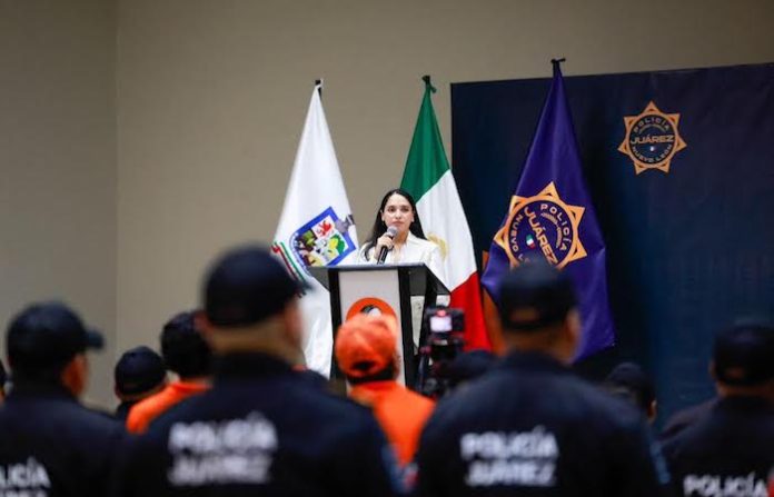 Juárez reconoce a sus policías y asciende a 30 oficiales; Mónica Oyervides refrenda respaldo a la corporación