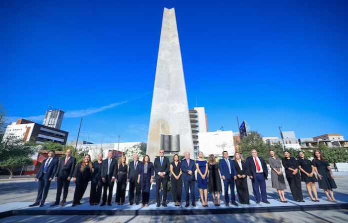 Monterrey conmemora 430 años de su fundación con guardia de honor en el Obelisco
