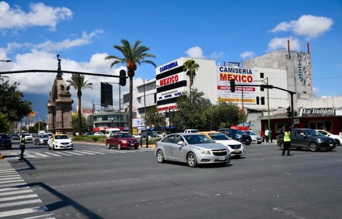 Fallas eléctricas apagan semáforos y activan operativo vial en el Centro de Monterrey