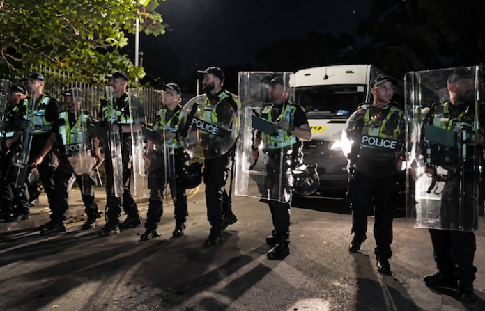 Choques con la policía en el sur del Reino Unido por la llegada de 140 migrantes ilegales
