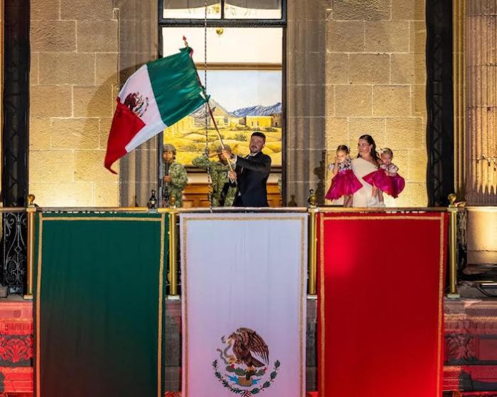 Samuel García da por primera vez el Grito de Independencia desde el balcón de Palacio de Gobierno
