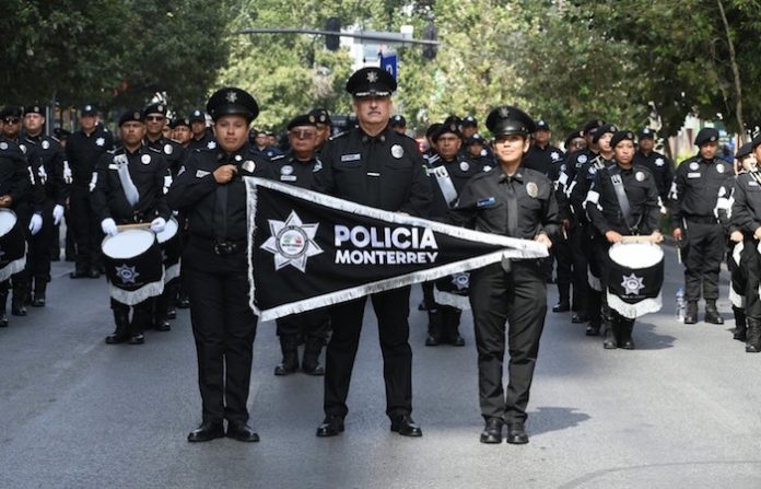 Policías, tránsitos y personal de limpieza resguardan y recuperan el Centro de Monterrey tras el desfile