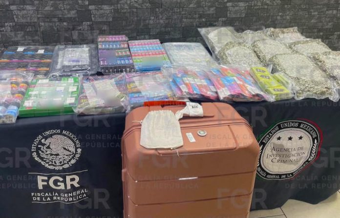 Detienen en aeropuerto de Monterrey a pasajero con marihuana en cigarrillos y vapeadores