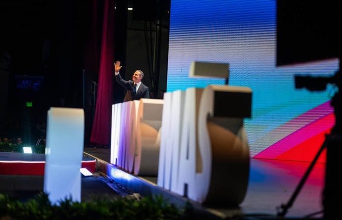 Video: Entre aplausos y el grito de “¡Gobernador!, ¡Gobernador!”, Adrián de la Garza presenta su Segundo Informe
