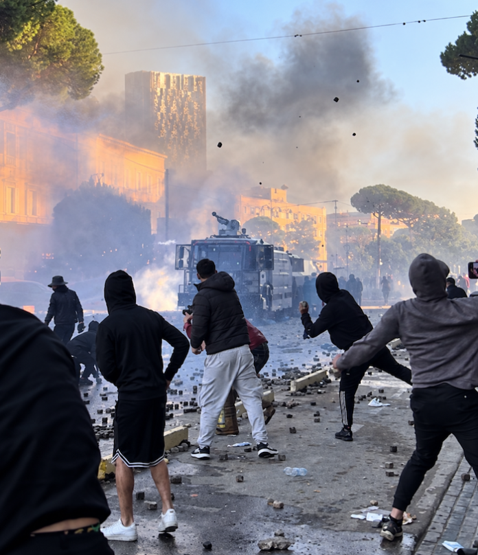 La policía en Albania reprime las protestas con gases lacrimógenos y cañones de agua