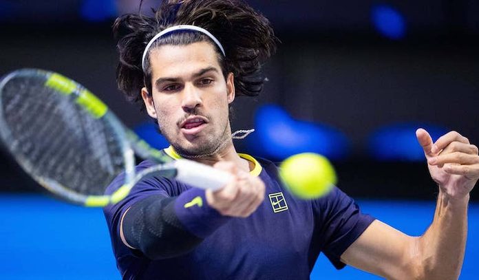 Alcaraz alcanza su semifinal 50 y va por Medvedev en Viena