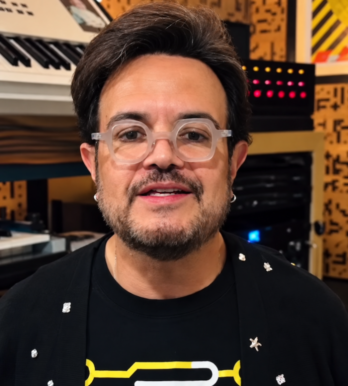 Alex Syntek sí es diagnosticado con brote psicótico, pospone gira por Europa