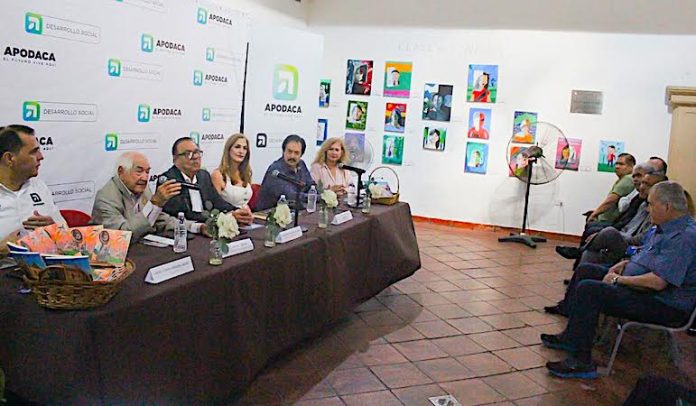 Apodaca presenta libro sobre su historia y una guía para promover sus atractivos turísticos