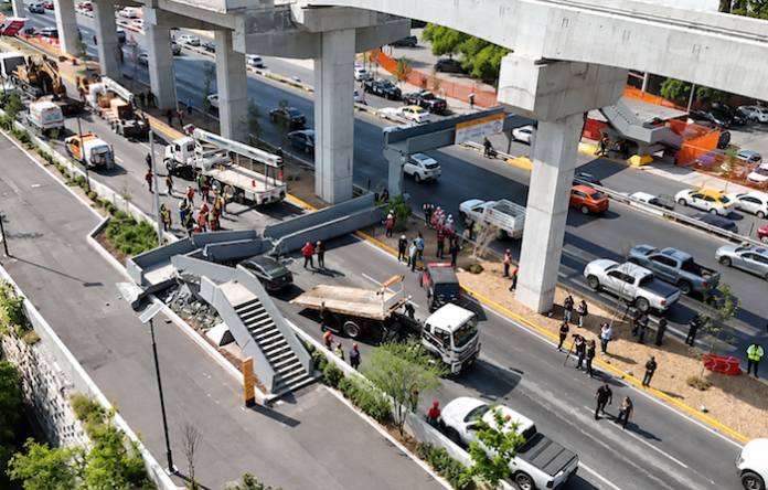 Video: Colapsa puente peatonal en avenida Constitución por traslado de maquinaria del Metro; Mota-Engil asumirá reparación