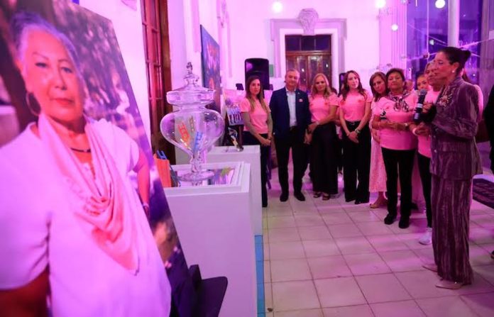 Guadalupe rinde homenaje a sobrevivientes de cáncer de mama con exposición fotográfica y esculturas de vidrio