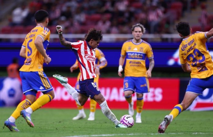 Chivas rescata el empate ante Tigres, pero deja escapar la oportunidad de volver al triunfo