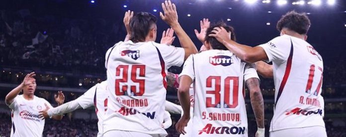 Rayados se ahoga en el BBVA: falla un penal y el VAR le niega el empate ante Chivas