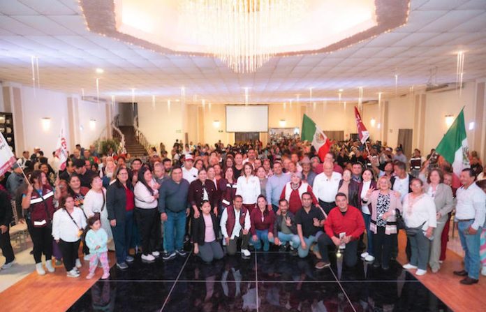 Clara Luz Flores llama a la unidad de Morena durante encuentro con más de 500 personas en Juárez