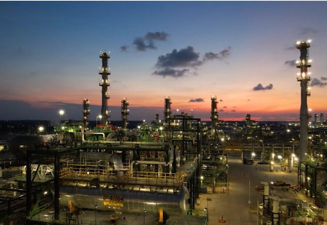Bomberos extinguen conato de incendio en periferia de refinería de Petróleos Mexicanos