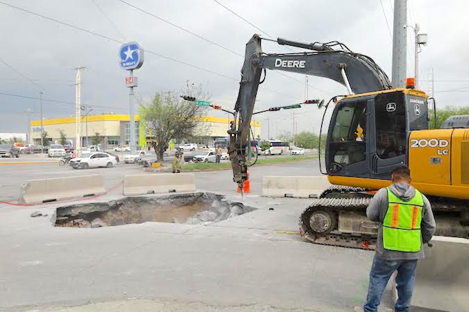Escobedo reparará socavón en Santa Martha y advierte posible demanda contra Agua y Drenaje