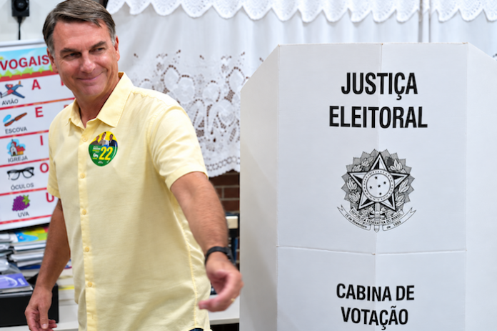 Flávio Bolsonaro aventaja por cuatro puntos a Lula de cara al balotaje, según encuesta