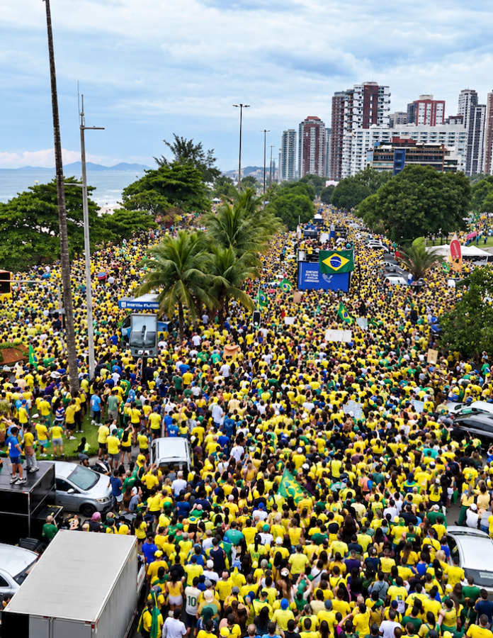 Miles de brasileños arropan a Flávio Bolsonaro en el barrio de Río donde se forjó el clan