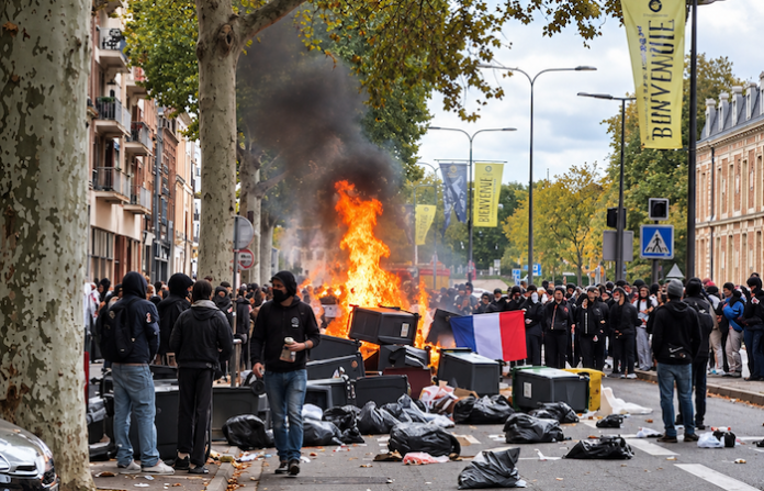 Vandalizan 24 centros educativos en Francia durante protestas estudiantiles