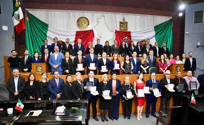 Congreso de Nuevo León entrega Medalla Fray Servando Teresa de Mier a 14 ciudadanos