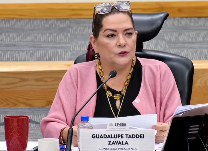 Sheinbaum pide aclarar contrataciones del INE y Taddei rechaza dejar el cargo