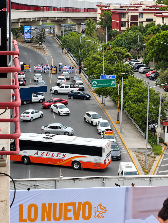 Trabajadores del IMSS bloquean avenidas de Monterrey por falta de personal e insumos