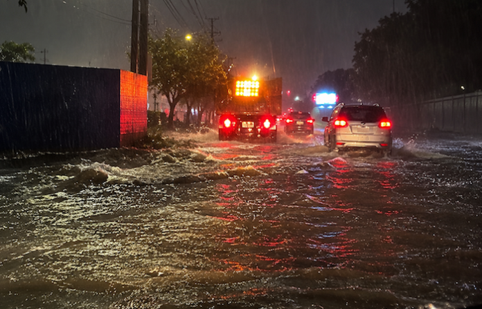 Lluvias provocan encharcamientos y universidades suspenden clases presenciales en Nuevo León
