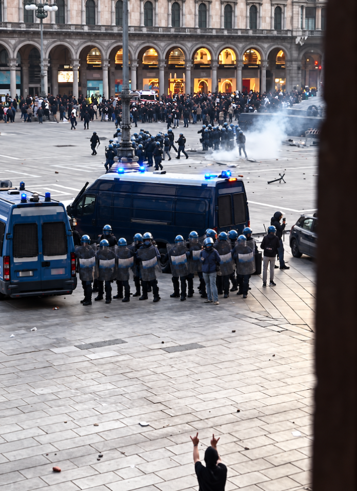 Un total de 160 jóvenes llevados a la policía durante protestas en el centro de Milán