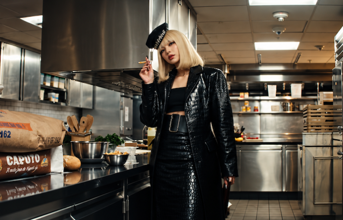 LISA lanza su video “Tarantino” (sí, es cine) para debutar su EP “PRESS PLAY”
