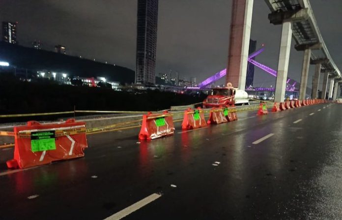 Lluvias provocan deslave en avenida Constitución de Monterrey; no hay riesgo para automovilistas