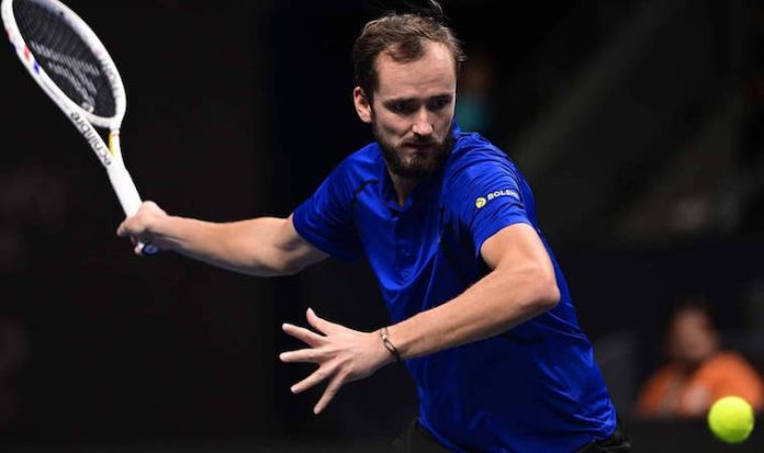 Medvedev avanza a la final de Almaty tras el retiro de Bublik y va por el bicampeonato