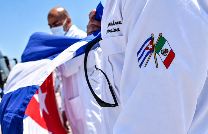 Congresista de EU acusa a México de trabajo forzado con médicos cubanos y pide incluir el caso en revisión del T-MEC