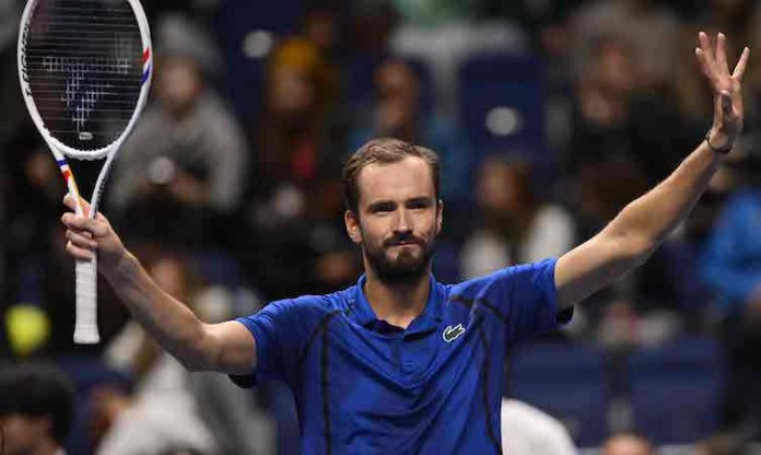 Medvedev arrasa en 52 minutos en Almaty y Khachanov sobrevive a cinco puntos de partido
