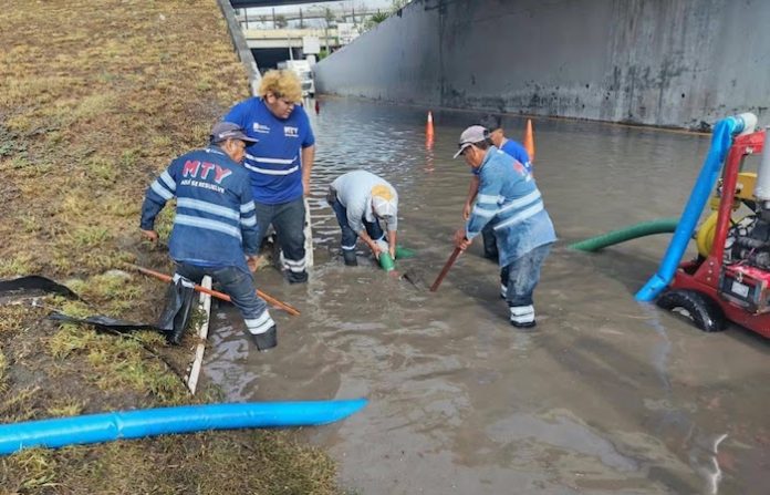 Monterrey intensifica limpieza de rejillas ante lluvias; retira 150 toneladas de residuos