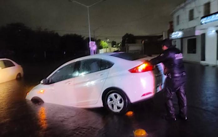Monterrey activa operativo por lluvias; rescatan a personas y auxilian a automovilistas
